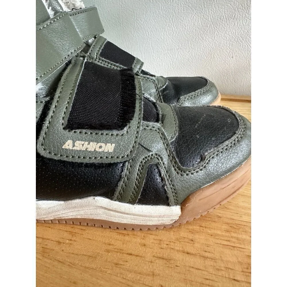 Kid’s size 2.5 fashion sneakers